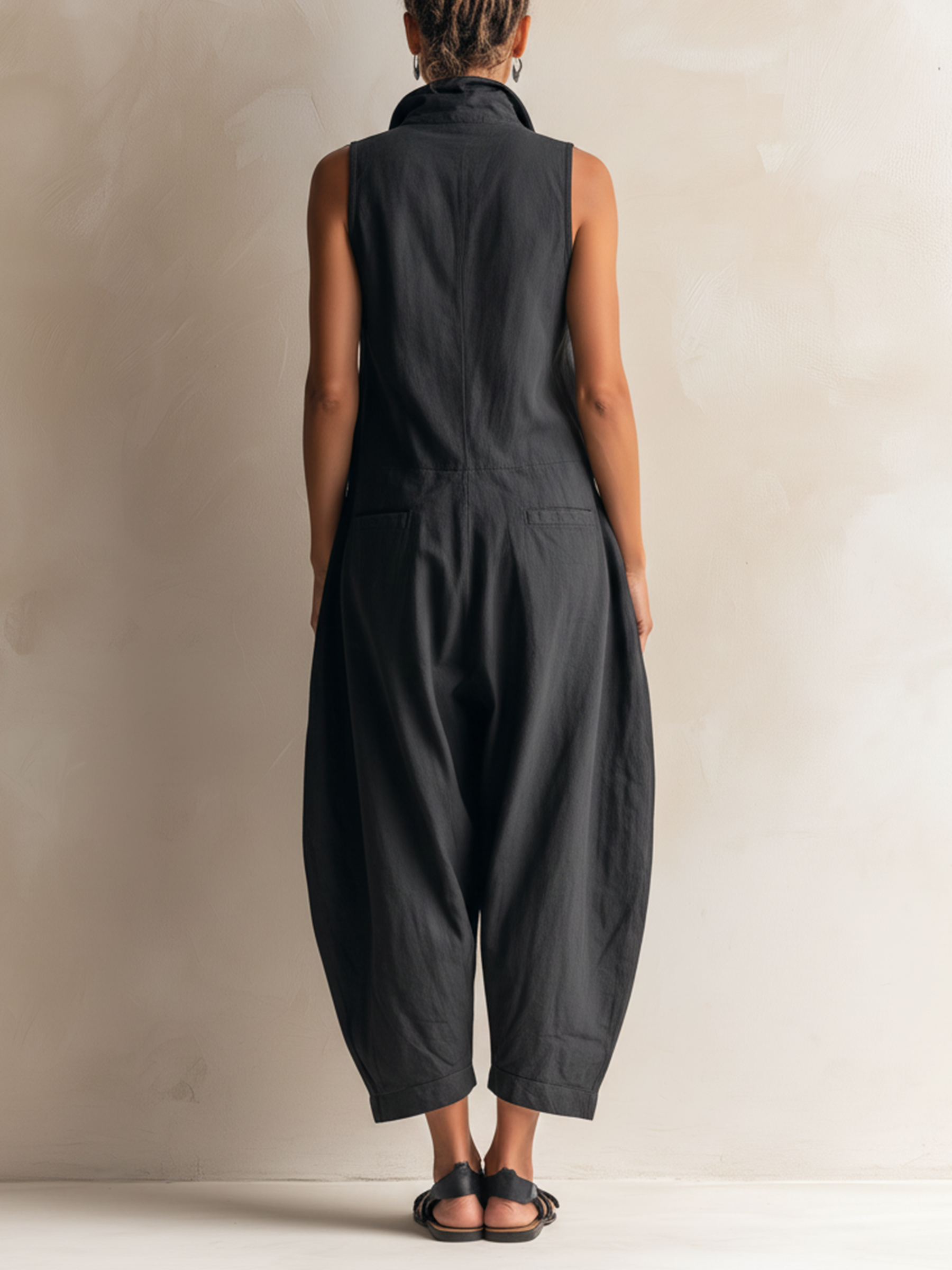 Zaria | Ärmelloser Utility-Jumpsuit mit weitem Bein" could be rewritten as: "Zaria | Ärmelloser Utility-Jumpsuit mit weitem Schnitt